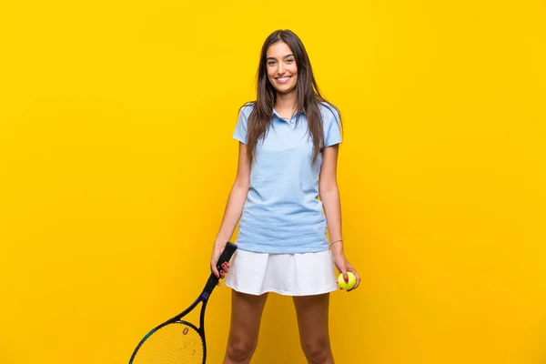 Junge Tennisspielerin Über Isolierte Gelbe Wand — Stockfoto