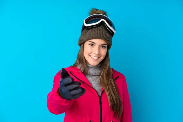 Tiener Skiër Meisje Met Snowboarden Bril Geïsoleerde Blauwe Achtergrond Handdrukken — Stockfoto