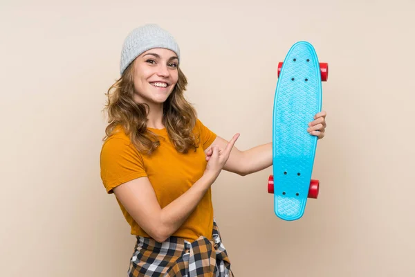 Jovem Skater Menina Loira Sobre Fundo Isolado Apontando — Fotografia de Stock