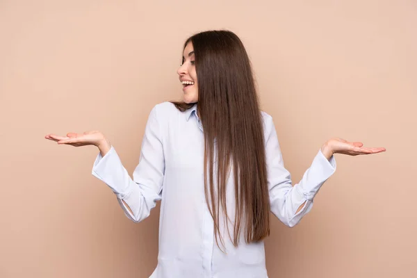 Junge Frau Über Isoliertem Hintergrund Hält Kopierraum Mit Zwei Händen — Stockfoto