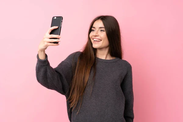 Młoda Kobieta Odizolowanym Różowym Tle Robi Selfie — Zdjęcie stockowe