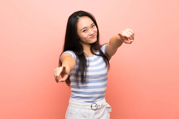 Soyutlanmış Pembe Arka Planda Genç Asyalı Kız Gülümseyerek Seni Işaret — Stok fotoğraf