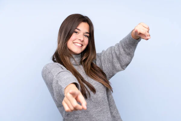 Tiener Braziliaanse Meisje Geïsoleerde Blauwe Achtergrond Wijst Vinger Naar Tijdens — Stockfoto