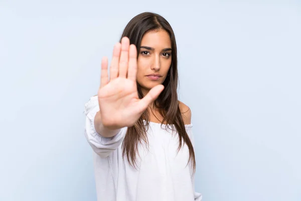 Giovane Donna Sfondo Blu Isolato Facendo Gesto Arresto Con Mano — Foto Stock