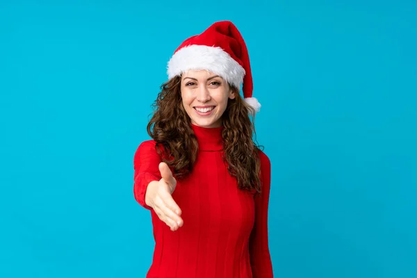 Meisje Met Kerst Hoed Geïsoleerde Gele Achtergrond Handdrukken Goed Deal — Stockfoto