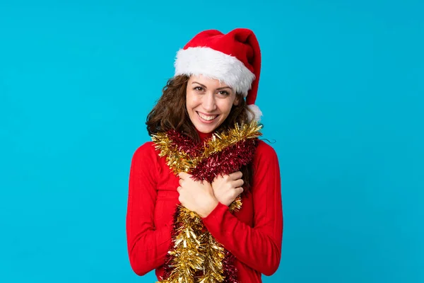 Menina com chapéu de Natal sobre fundo isolado — Fotografia de Stock