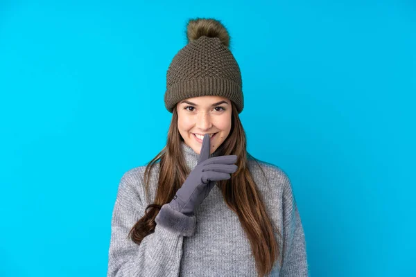 Teenager Κορίτσι Καπέλο Χειμώνα Πάνω Από Απομονωμένο Μπλε Φόντο Κάνει — Φωτογραφία Αρχείου