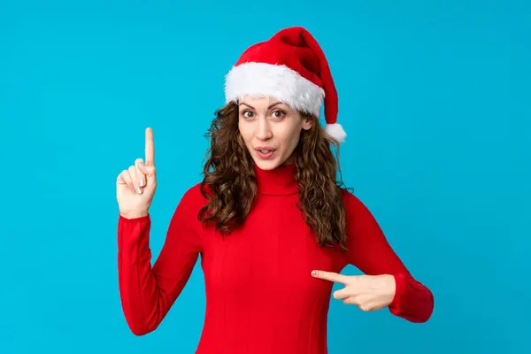 Ragazza Con Cappello Natale Sfondo Giallo Isolato Con Espressione Facciale — Foto Stock