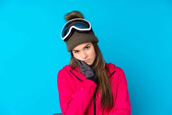 Έφηβη Σκιέρ Κορίτσι Γυαλιά Snowboarding Πάνω Από Απομονωμένο Μπλε Φόντο — Φωτογραφία Αρχείου
