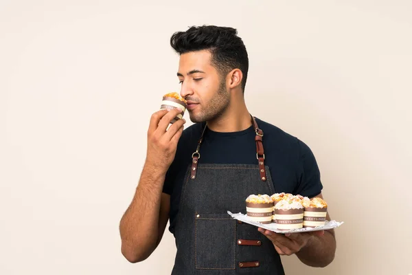 Junger Schöner Mann Über Isoliertem Hintergrund Mit Mini Kuchen — Stockfoto