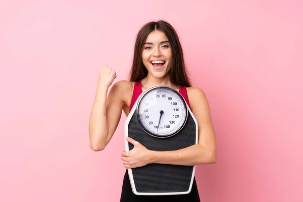 Chica Bastante Joven Con Máquina Pesaje Sobre Fondo Rosa Aislado — Foto de Stock