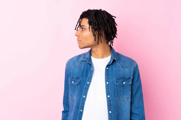 Giovane Uomo Afroamericano Con Camicia Jeans Isolato Sfondo Rosa Cercando — Foto Stock