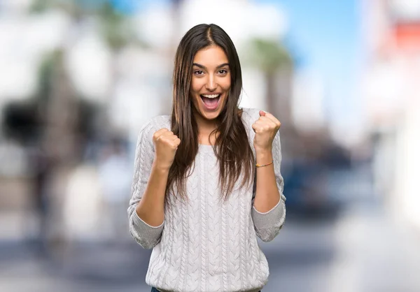 Joven Morena Hispana Celebrando Una Victoria Posición Ganadora Aire Libre —  Fotos de Stock