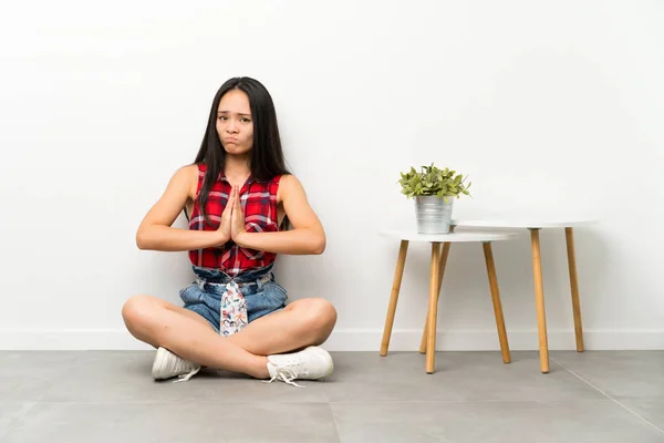 Adolescente Asiático Chica Sentado Suelo Suplicando — Foto de Stock