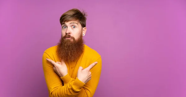 Hombre Pelirrojo Con Barba Larga Sobre Fondo Púrpura Aislado Apuntando — Foto de Stock