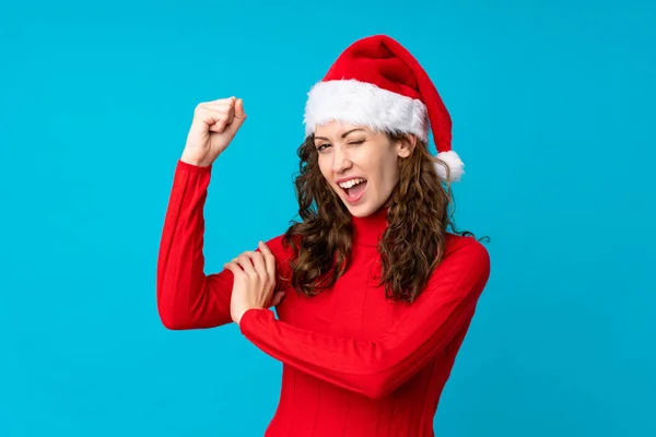 Ragazza Con Cappello Natale Sfondo Giallo Isolato Facendo Gesto Forte — Foto Stock