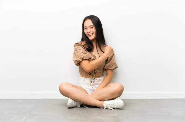Tonåring Asiatisk Tjej Sitter Golvet Firar Seger — Stockfoto