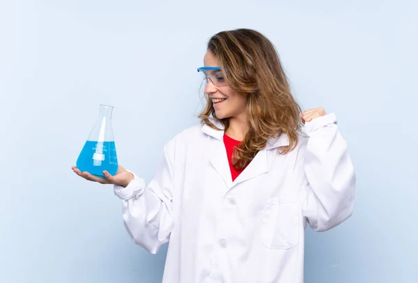 Jeune Femme Blonde Avec Tube Essai Scientifique Célébration — Photo