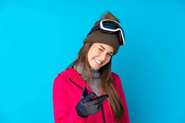 Teenager Skifahrerin Mit Snowboardbrille Über Blauem Hintergrund Zeigt Mit Dem — Stockfoto