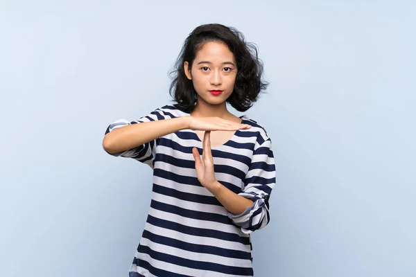 Asiática Joven Mujer Sobre Aislado Azul Fondo Haciendo Tiempo Fuera —  Fotos de Stock