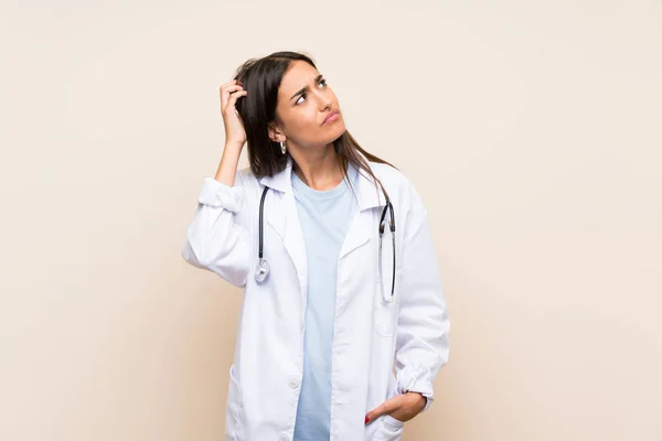 Young Doctor Woman Isolated Background Having Doubts Confuse Face Expression — Stock Photo, Image