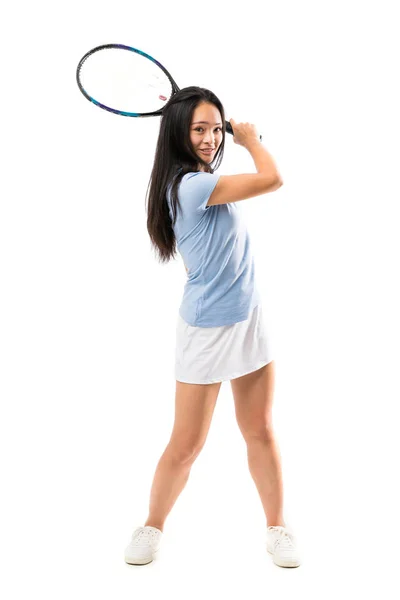 Junge asiatische Tennisspielerin über isolierten weißen Hintergrund — Stockfoto