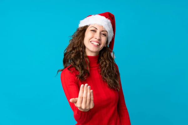 Menina Com Chapéu Natal Sobre Fundo Amarelo Isolado Convidando Para — Fotografia de Stock