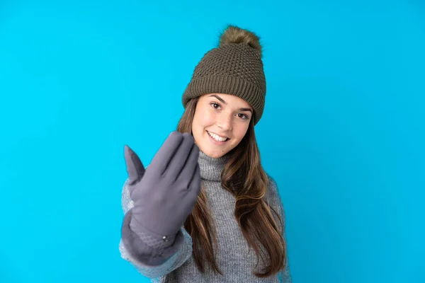 Adolescente Chica Con Sombrero Invierno Sobre Fondo Azul Aislado Invitando — Foto de Stock