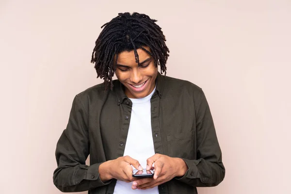 Junger Afrikanisch Amerikanischer Mann Mit Isoliertem Hintergrund Sendet Eine Nachricht — Stockfoto