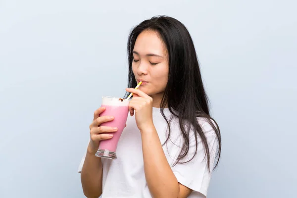 딸기 밀크 쉐이크를 들고 십대 아시아 소녀 — 스톡 사진