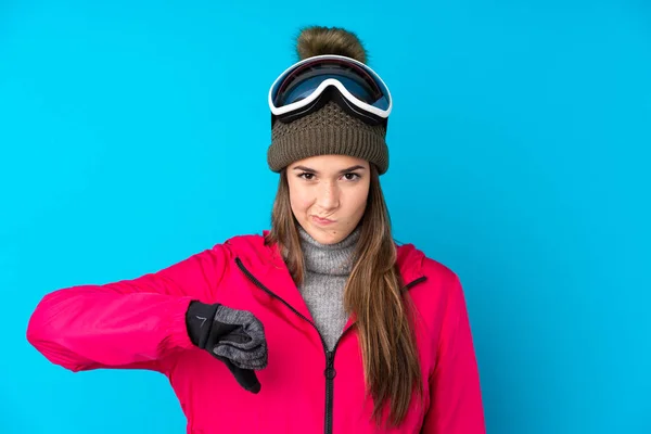 Nastolatek Narciarz Dziewczyna Okulary Snowboardowe Odizolowanym Niebieskim Tle Pokazujące Kciuk — Zdjęcie stockowe