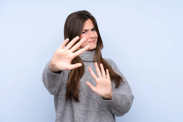 Teenager Ragazza Brasiliana Isolato Sfondo Blu Nervoso Allungamento Delle Mani — Foto Stock