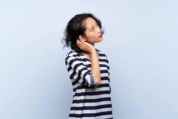 Aziatische Jonge Vrouw Geïsoleerde Blauwe Achtergrond Denken Een Idee — Stockfoto