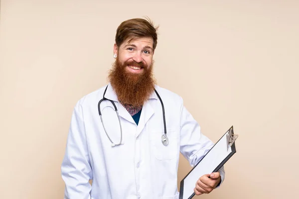 Рудий Чоловік Довгою Бородою Над Ізольованим Тлом Доктором Тримає Теку — стокове фото