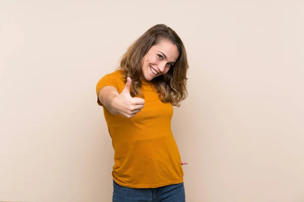 Junges Blondes Mädchen Über Isoliertem Hintergrund Mit Erhobenen Daumen Weil — Stockfoto