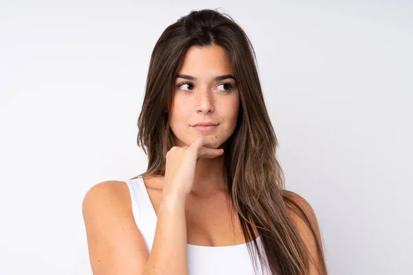 Arckép csinos tinédzser brazil lány felett elszigetelt backgro — Stock Fotó