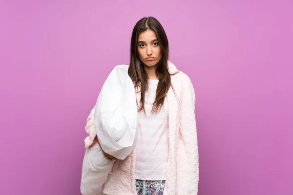 Mujer Joven Pijama Bata Sobre Fondo Púrpura Aislado Triste —  Fotos de Stock