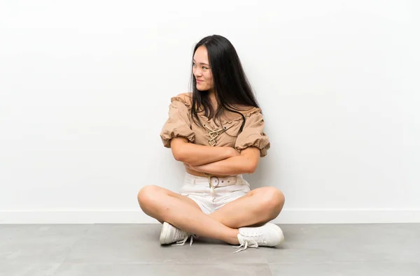 Tiener Aziatische Meisje Zittend Vloer Zoek Naar Zijkant — Stockfoto