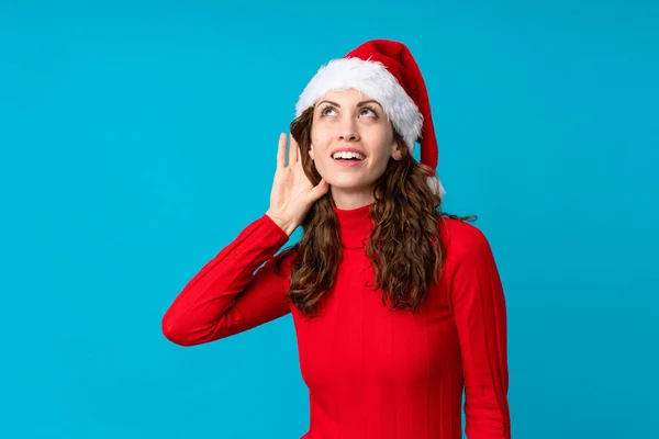 Chica Con Sombrero Navidad Sobre Fondo Amarillo Aislado Escuchando Algo —  Fotos de Stock