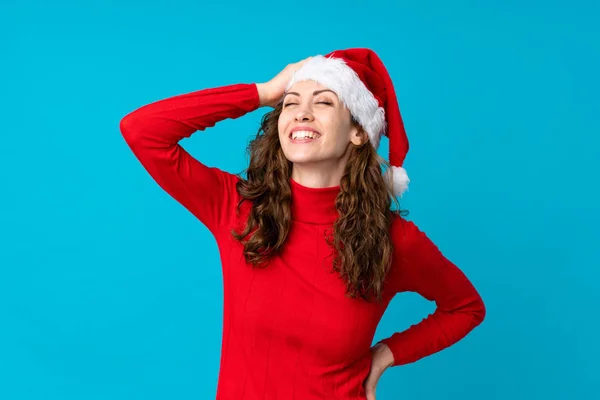 Chica Con Sombrero Navidad Sobre Fondo Amarillo Aislado Riendo —  Fotos de Stock