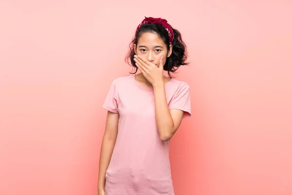 Asiatico Giovane Donna Oltre Isolato Rosa Sfondo Copertura Bocca Con — Foto Stock