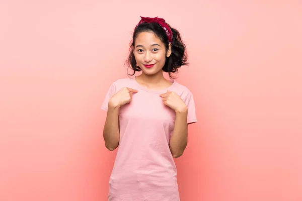 Asiático Jovem Mulher Sobre Isolado Rosa Fundo Com Surpresa Facial — Fotografia de Stock