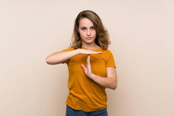 Jong Blond Meisje Geïsoleerde Achtergrond Maken Tijd Uit Gebaar — Stockfoto