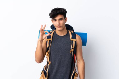 Genç Arjantinli yürüyüşçü izole edilmiş beyaz arka planda parmaklarıyla 