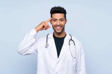 Genç doktor mavi duvarı aştı. Çözümü bulmaya çalışıyor.