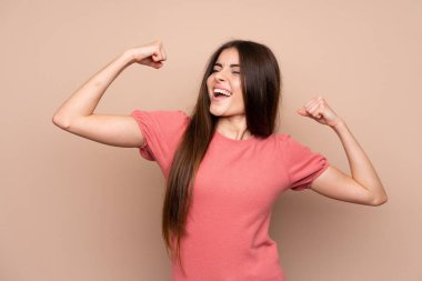 Bir zaferi kutlamak için izole edilmiş genç bir kadın.