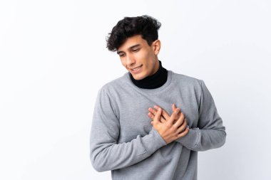 Arjantinli genç bir adam soyutlanmış beyaz bir geçmişi var. Kalbinde ağrı var.