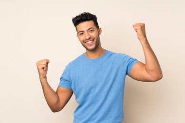 Tecrit edilmiş genç ve yakışıklı bir adam zaferi kutluyor.