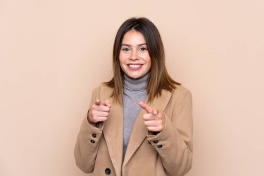 Tecrit edilmiş genç bir kadın sana işaret ediyor.