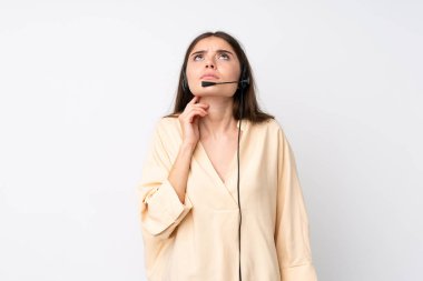 Soyutlanmış beyaz bir geçmişi olan genç pazarlamacı kadın bir fikir düşünüyor.